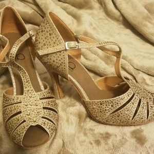 Size 9 gold shoes